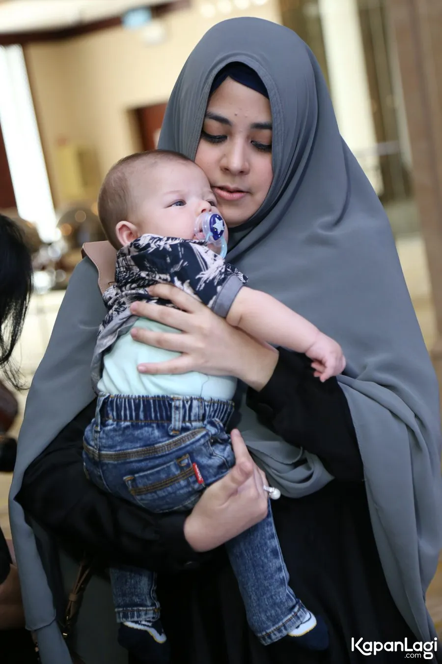 Risty sosok single parent tangguh untuk kedua anaknya © KapanLagi.com®/Agus Apriyanto