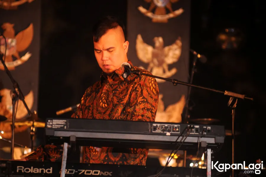 Ahmad Dhani saat tampil bersama Dewa 19 di acara Konser Revolusi Pancasila © Kapanlagi.com/Bayu Herdianto