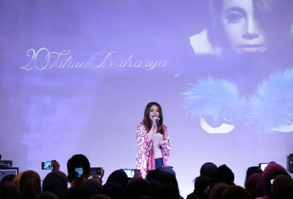 Tetap bertahan selama 20 tahun, Rossa mendapat sambutan meriah dari para fansnya © KapanLagi.com/Agus Apriyanto