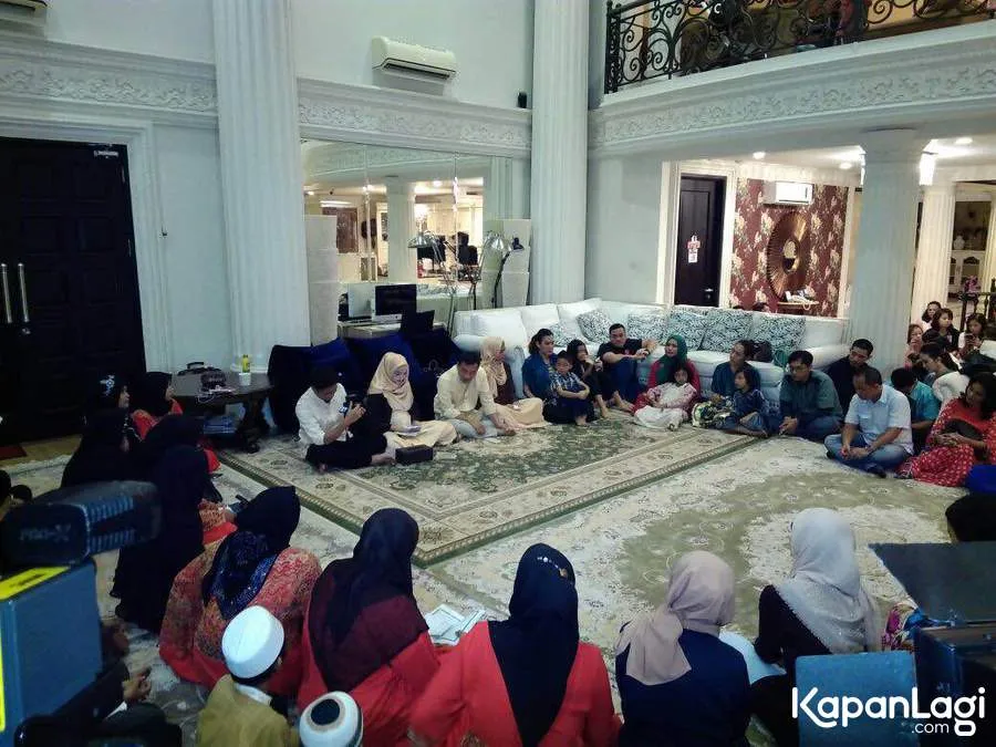 Keluarga Anang undang anak-anak yatim dalam acara syukuran ini © KapanLagi.com®/Abbas Adi Nugroho