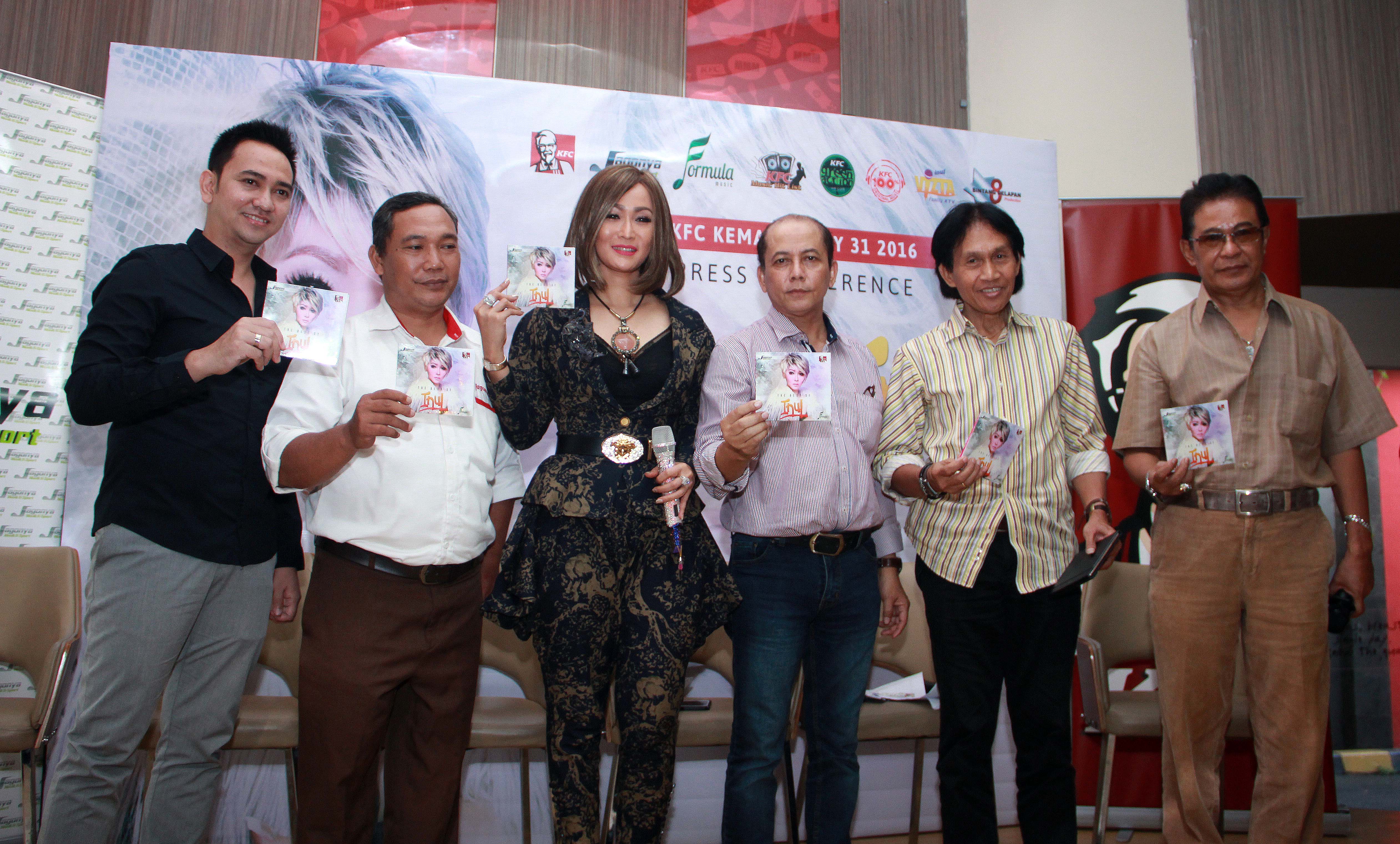 Menyesuaikan warna pop yang dihadirkan Charly, Inul Daratista kurangi goyangan khasnya © KapanLagi.com/Muhammad Akrom Sukarya