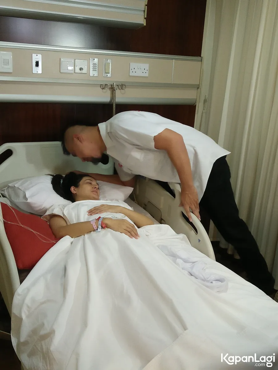 Ahmad Dhani saat mencium Mulan Jameela pasca prose lahiran. © KapanLagi.com/Nuzulur Rakhmah
