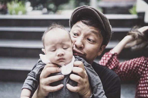 Datangnya Bjorka membuat Ringgo Agus Rahman makin kreatif. Ia membuat sendiri video untuk mendokumentasikan pertumbuhan anaknya saat bayi © Instagram.com