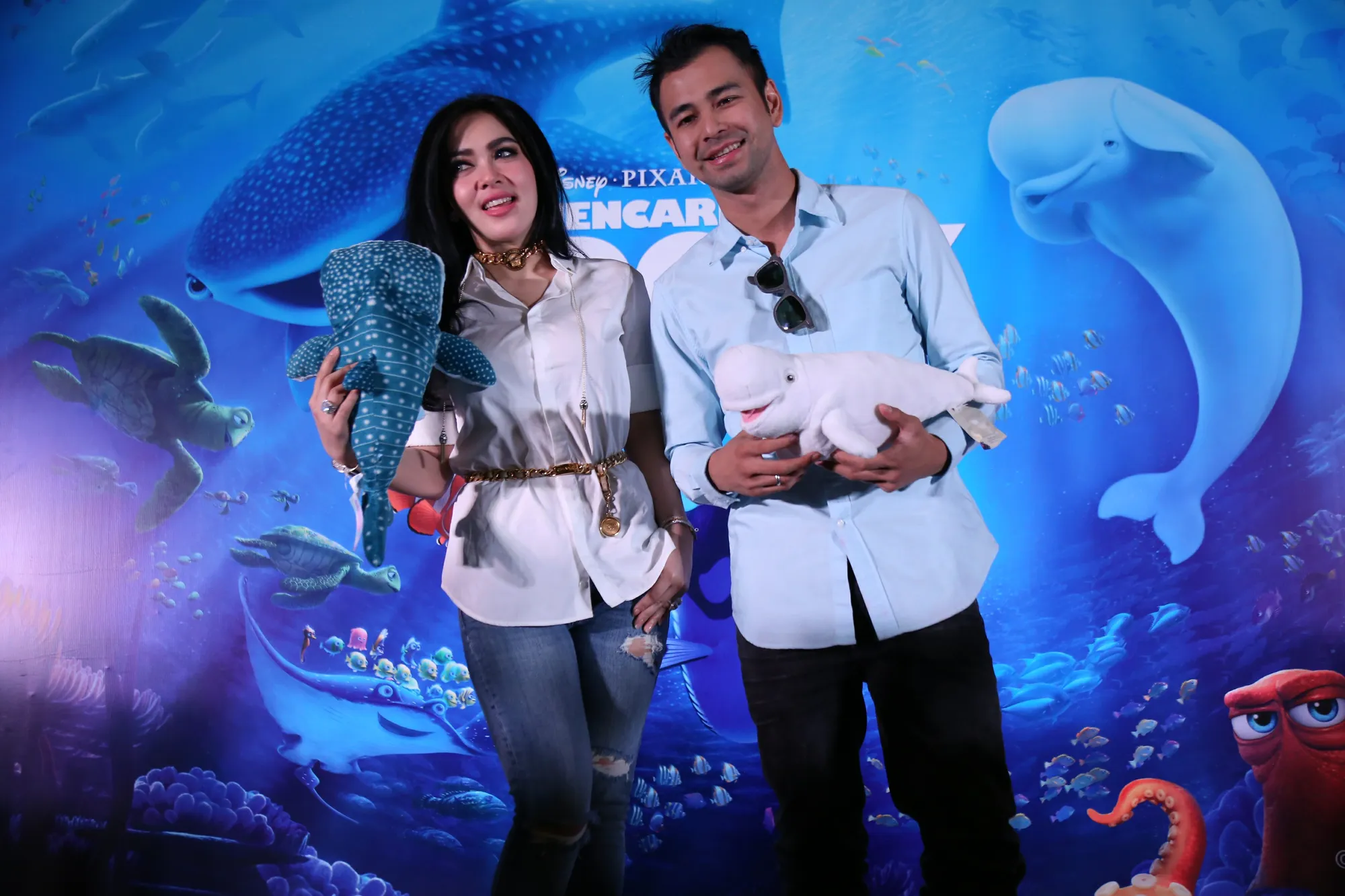 Raffi Ahmad tarik rambut panjang Syahrini © KapanLagi.com®/Agus Apriyanto