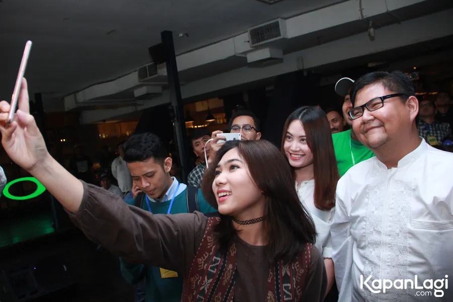 Isyana saat mengambil foto © KapanLagi.com®/Muhammad Akrom Sukarya