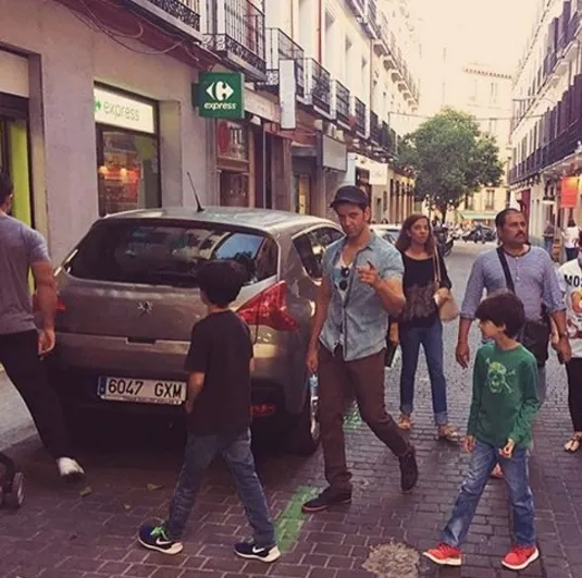 Hrithik dan dua anaknya nyaris jadi korban bom Istanbul ©instagram/hrithikroshanworld