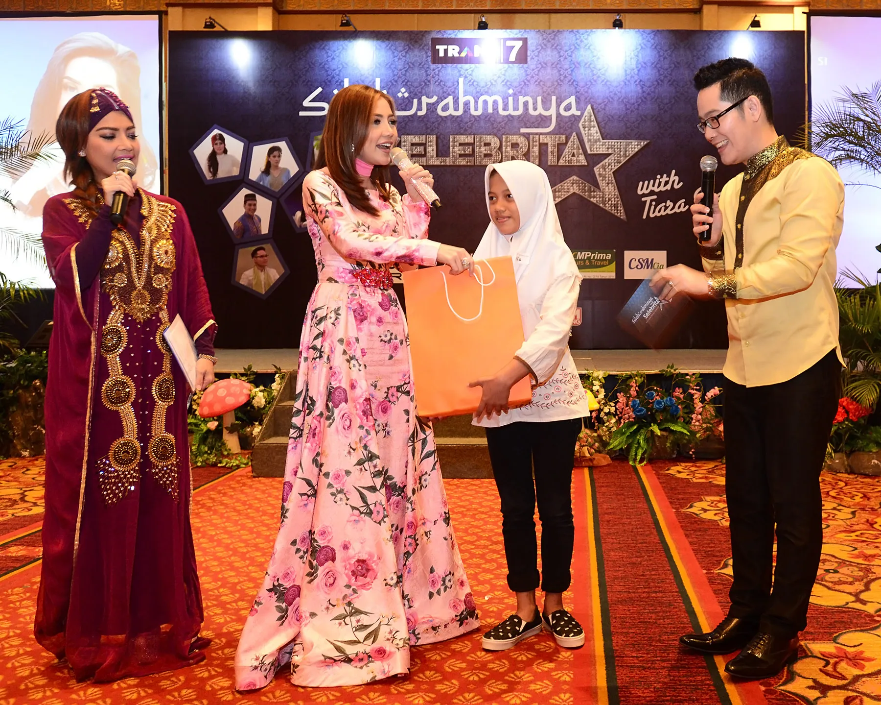 Bella Shofie berbagi dengan anak yatim © KapanLagi.com®/Bambang E Ros