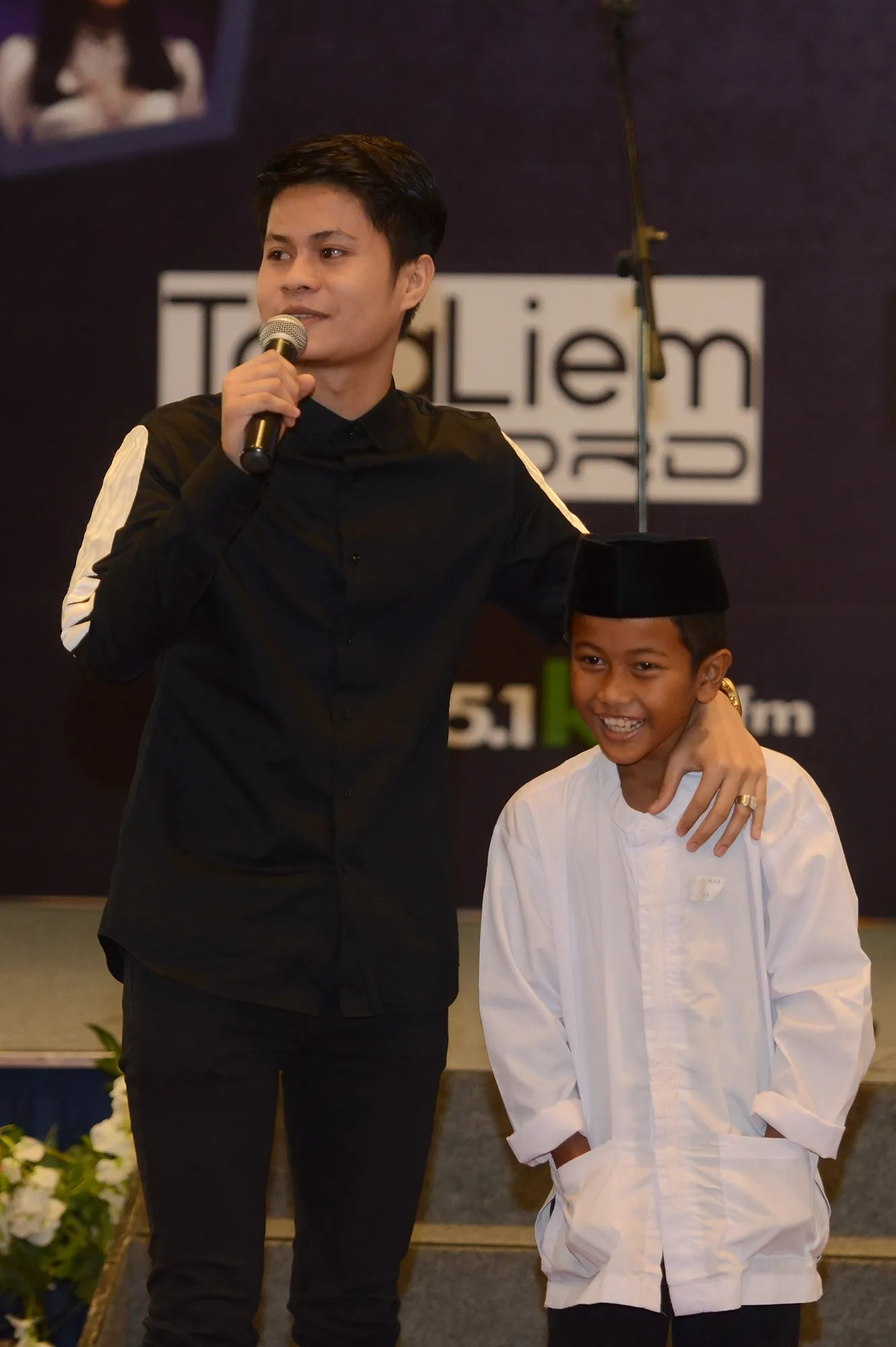 Ikut Tiara Dewi berbagi dengan anak-anak yatim, Esal Revano bersyukur dan merasa terharu © KapanLagi.com/Bambang E. Ros