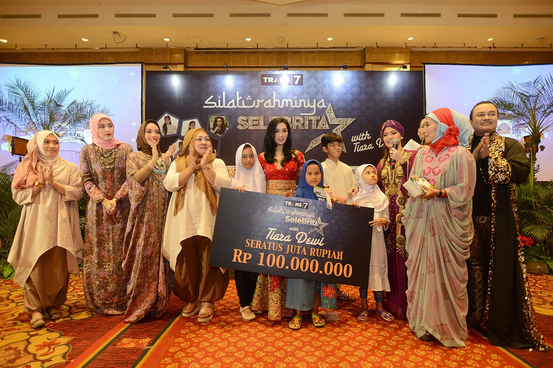 Bukan cuma ingin menjadi pribadi yang lebih baik, Tiara Dewi ingin berbagi kebahagiaan lebih banyak lagi pada orang-orang © KapanLagi.com/Bambang E. Ros