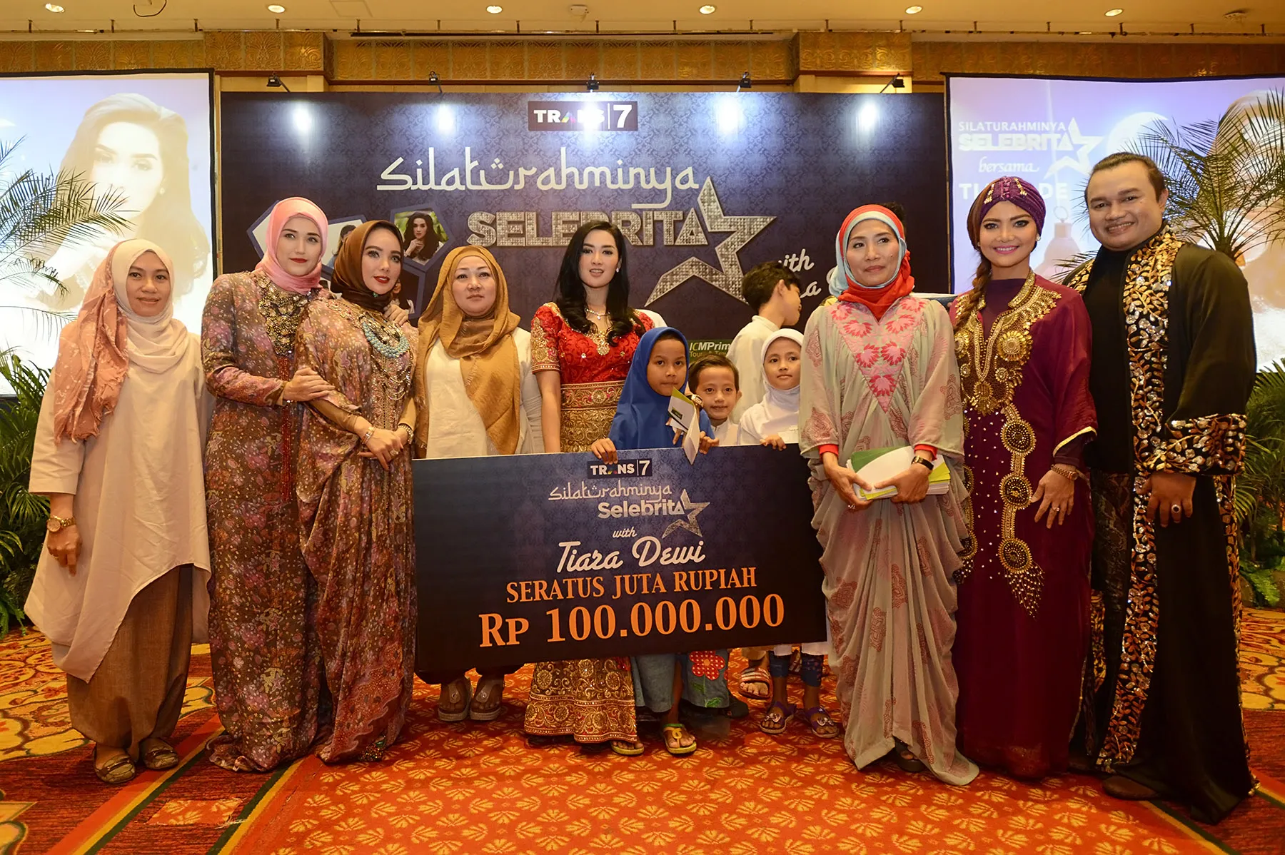 Tak hanya sekedar resmi berganti nama, Tiara Dewi pun berbagi arti kehidupan lewat acara berbagi kali ini © KapanLagi.com/Bambang E. Ros