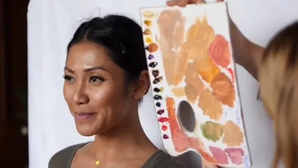 Anggun C Sasmi saat proses mencocokkan warna kulit untuk pembuatan patung lilinnya © instagram.com/anggun_cipta