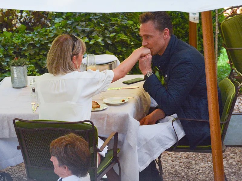 Disebut hubungan settingan, Tom Hiddleston dan Taylor Swift belum memberikan komentar sama sekali © eonline