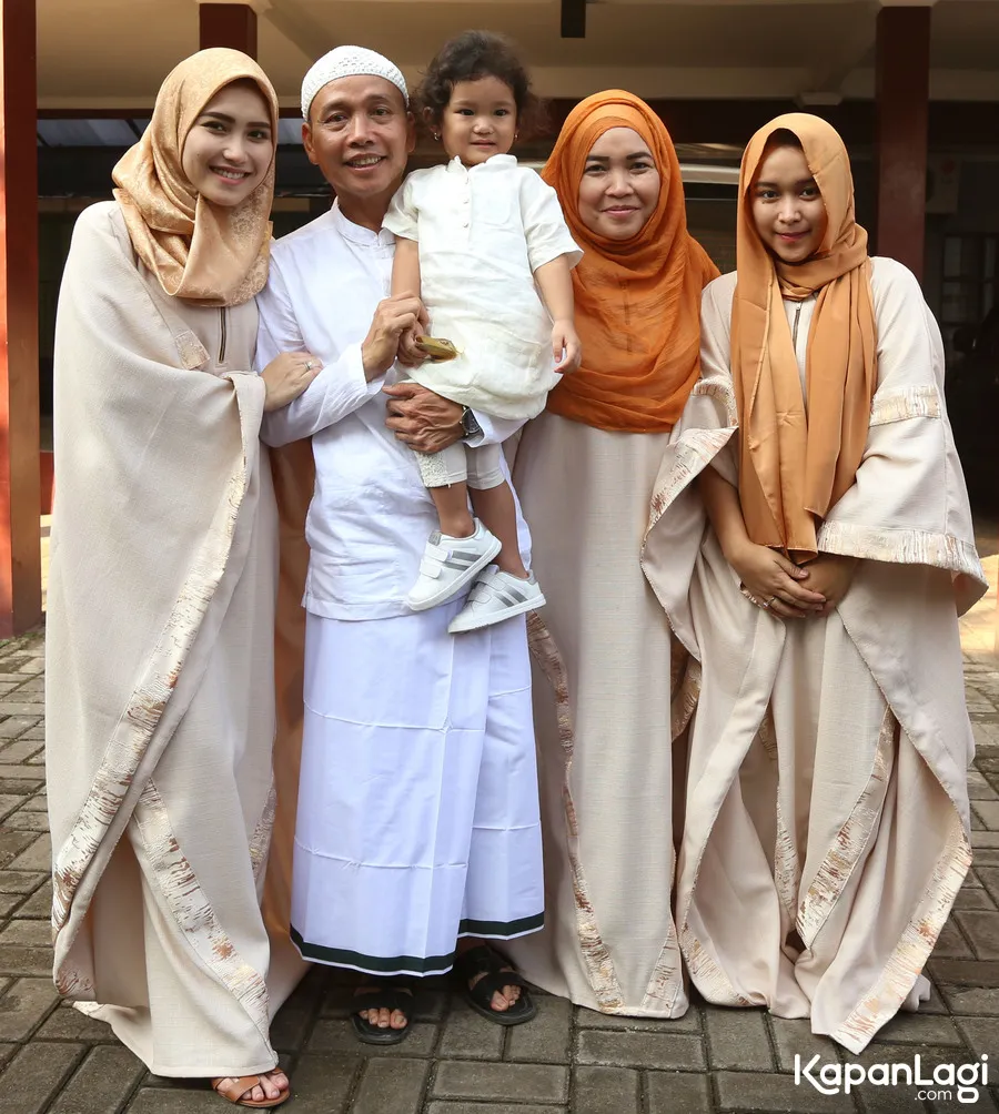 Lebaran Ayu dan keluarga © KapanLagi.com®/Budy Santoso