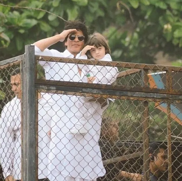 AbRam suka kalau ada banyak fans yang mengerubungi SRK ©instagram/srkworld