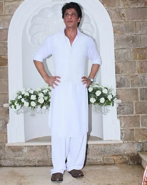 SRK dengan piyama kurta putih © instagram/srkworldclub