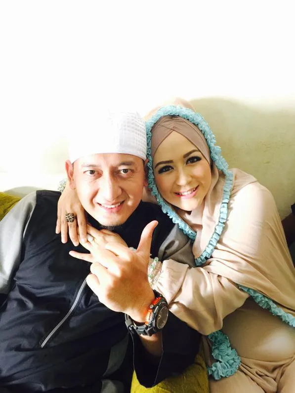 Kisah cinta Ustaz Zacky Mirza dan Shinta Tanjung kini tinggal kenangan © twitter.com/chinta_mirza