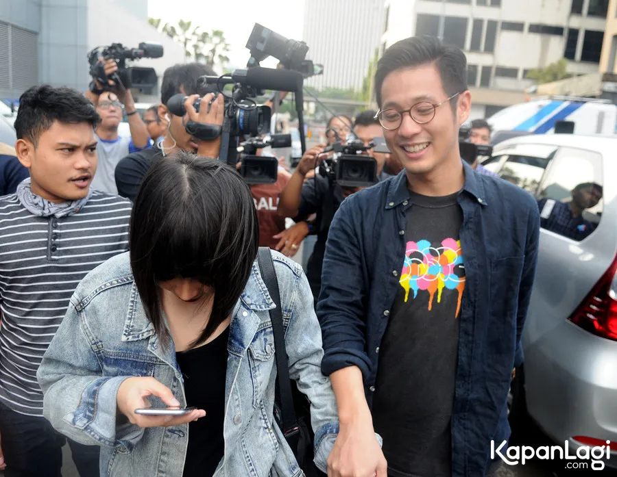 Putri Titian ternyata asik main pokemon saat dikelilingi awak pers © KapanLagi.com/Bayu Herdianto