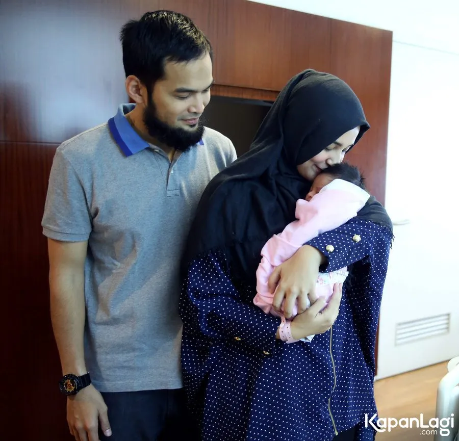 Selain tak ingin kehilangan momen bersama Hawwa, Shireen Sungkar mengaku ingin merawat sendiri sang anak agar badannya kembali kurus © KapanLagi.com/Agus Apriyanto
