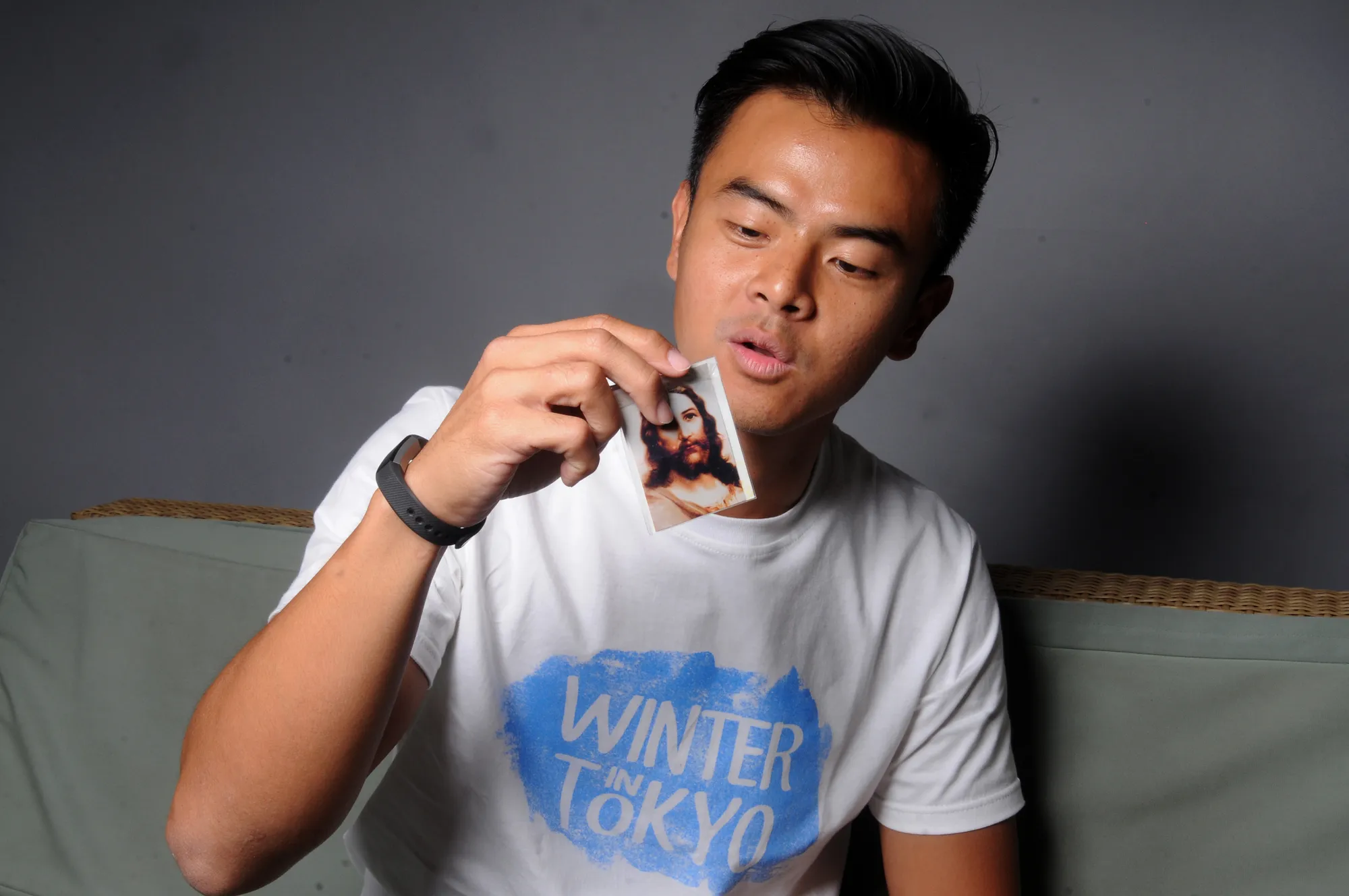 Menunggu giliran mandi sampai cuci baju sendiri jadi pengalaman seru Dion Wiyoko selama syuting WINTER IN TOKYO di Jepang © KapanLagi.com/Bayu Herdianto