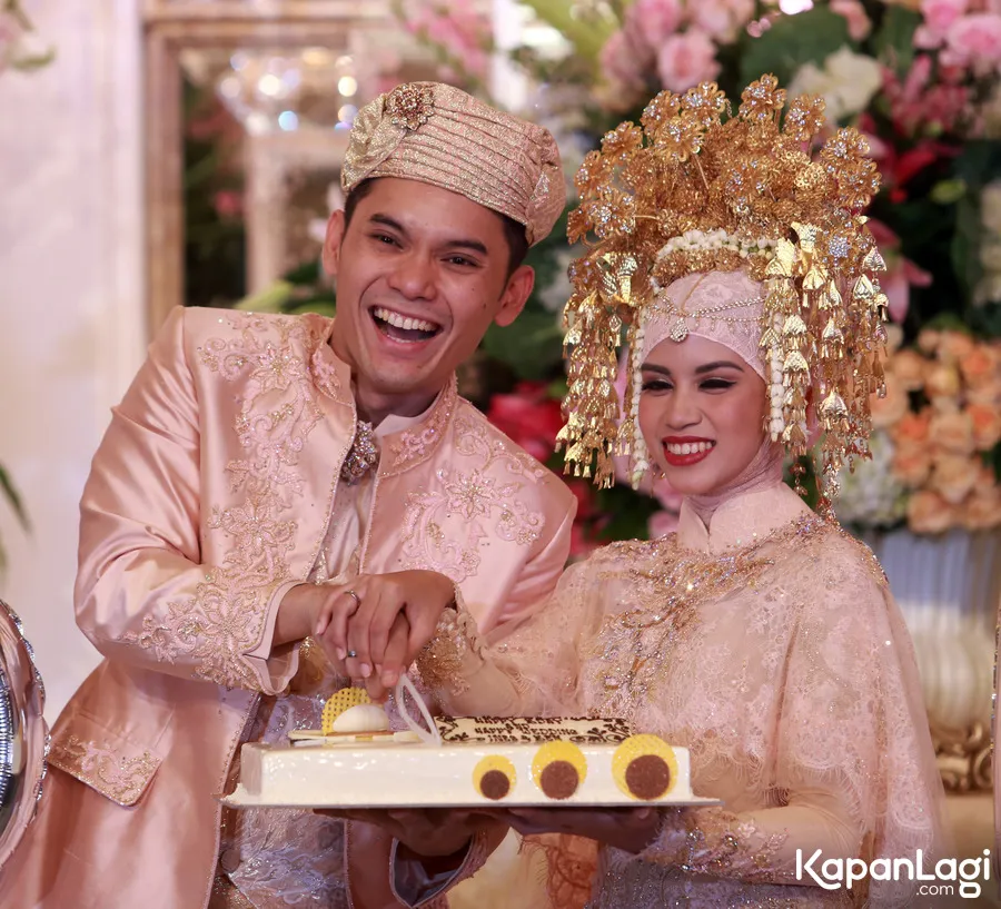 Sama-sama ultah di bulan Juli, Ben dan Ines dapat kejutan birthday cake dari sahabat. / ©KapanLagi.com®/Muhammad Akrom