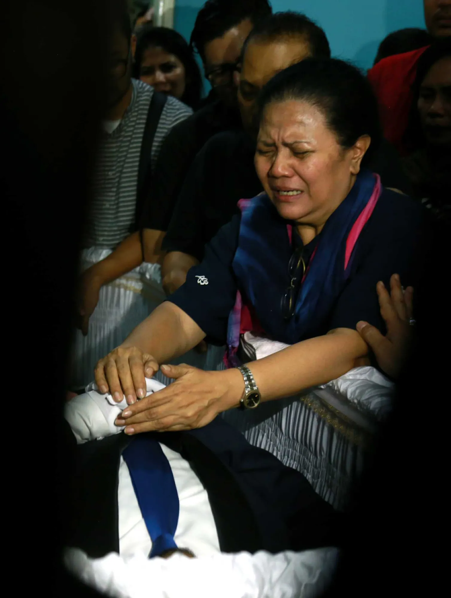 Jenazah Mike Mohede saat akan disemayamkan. ©KapanLagi.com/Agus Apriyanto