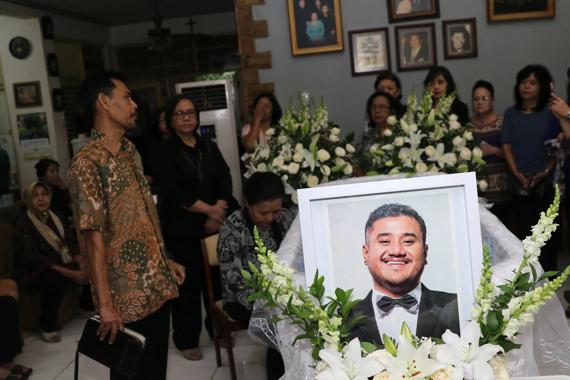 Suasana rumah Mike Mohede yang ramai pelayat © KapanLagi.com®/Bayu Herdianto