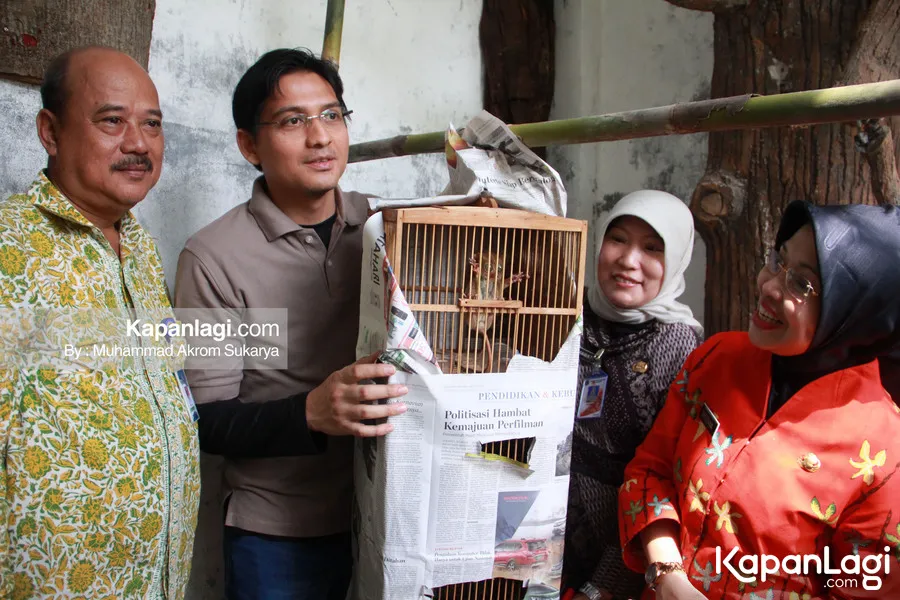 Lucky dengan dapat tarsius dari temannya © KapanLagi.com®/Muhammad Akrom Sukarya
