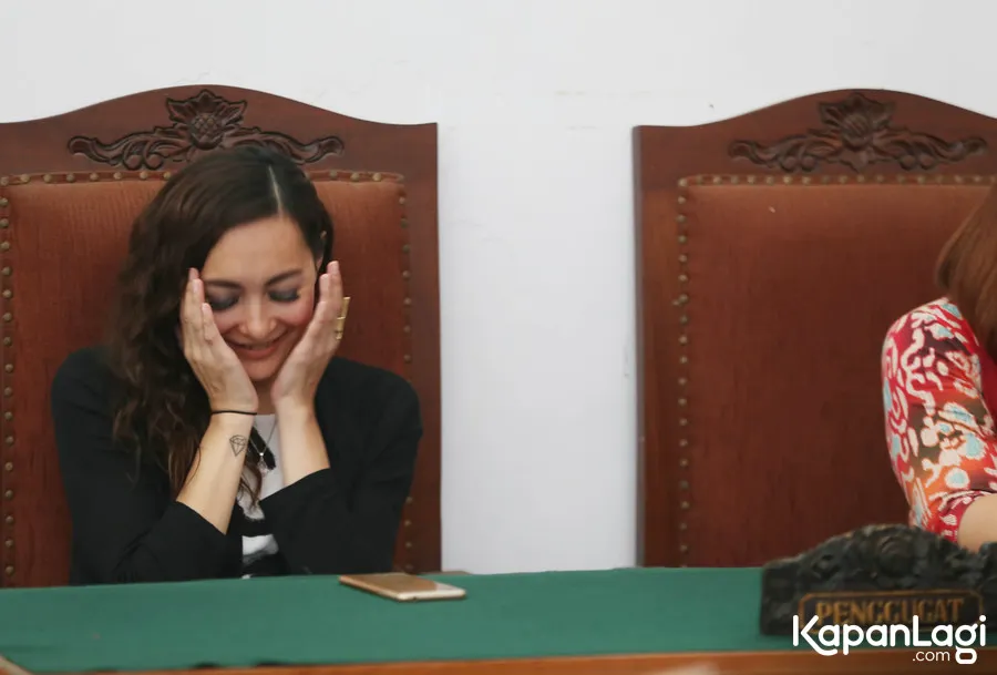 Ekspresi bahagia Dewi Rezer saat sidang putusan hari ini, Kamis (4/8). ©KapanLagi.com/Budy Santoso