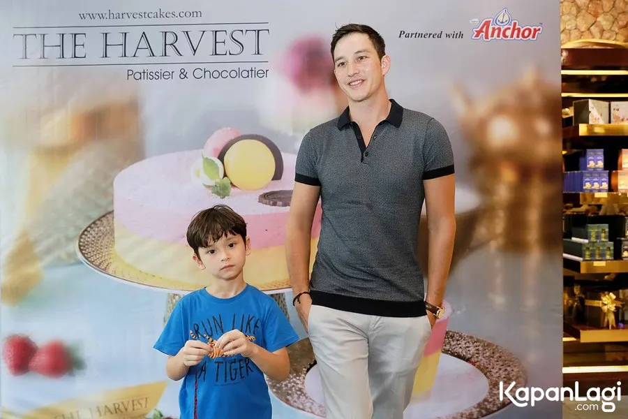 Mike Lewis saat bersama putra semata wayangnya, Kenzou. ©KapanLagi.com/Nuzulur Rahma