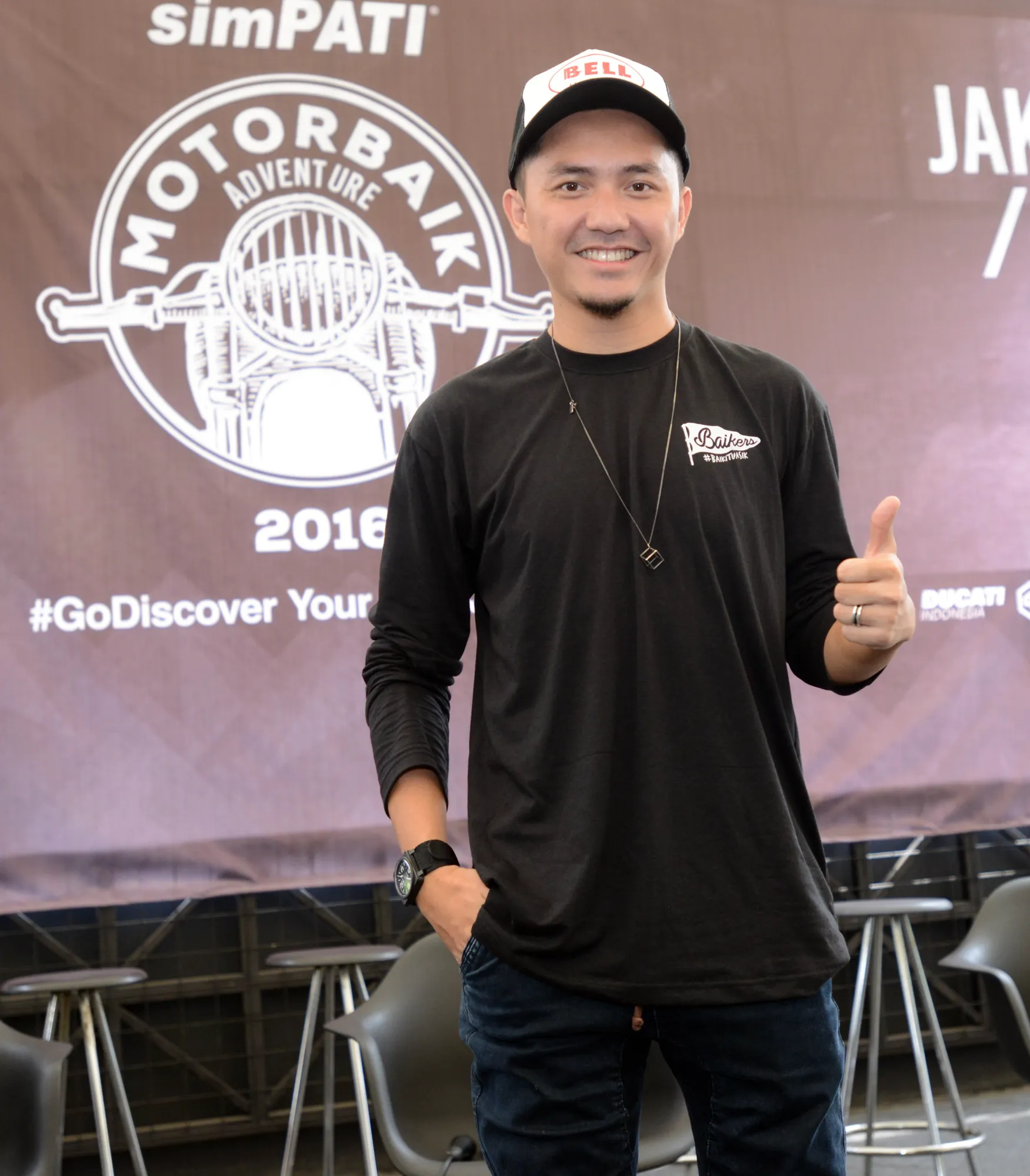 Hobi sama, istri Omesh suka pakai motor dalam kesehariannya © KapanLagi.com/Muhammad Akrom Sukarya