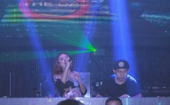 Aurel saat tampil di belakang DJ set © instagram.com