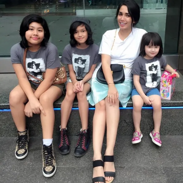 Anak-anak Ussy Sulistiawaty dengan baju kembar mereka © Instagram.com/ussysulisitawaty