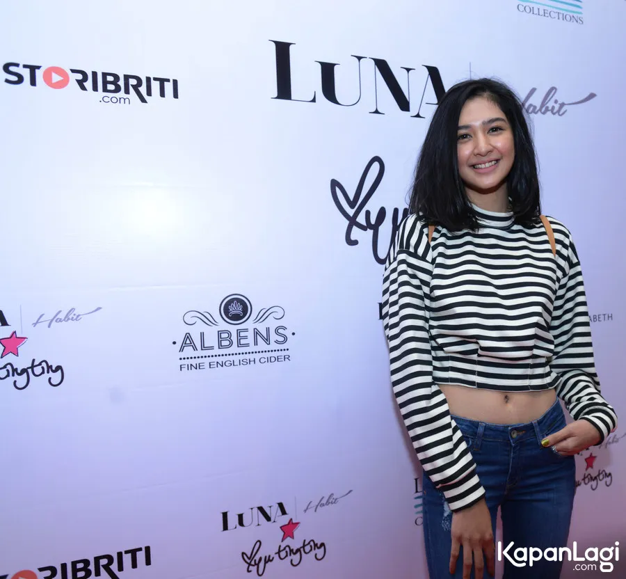 Mikha Tambayong dengan gaya busananya saat ini © KapanLagi.com/Muhammad Akrom Sukarya