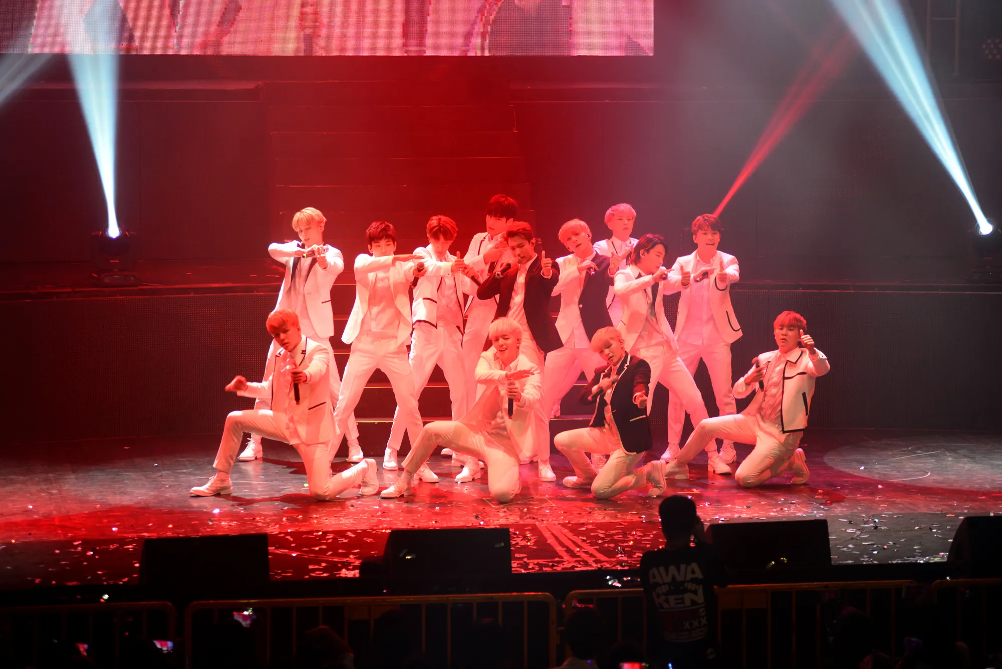 Seventeen kagum dengan fansnya di Indonesia ©KapanLagi.com®/Bayu Herdianto