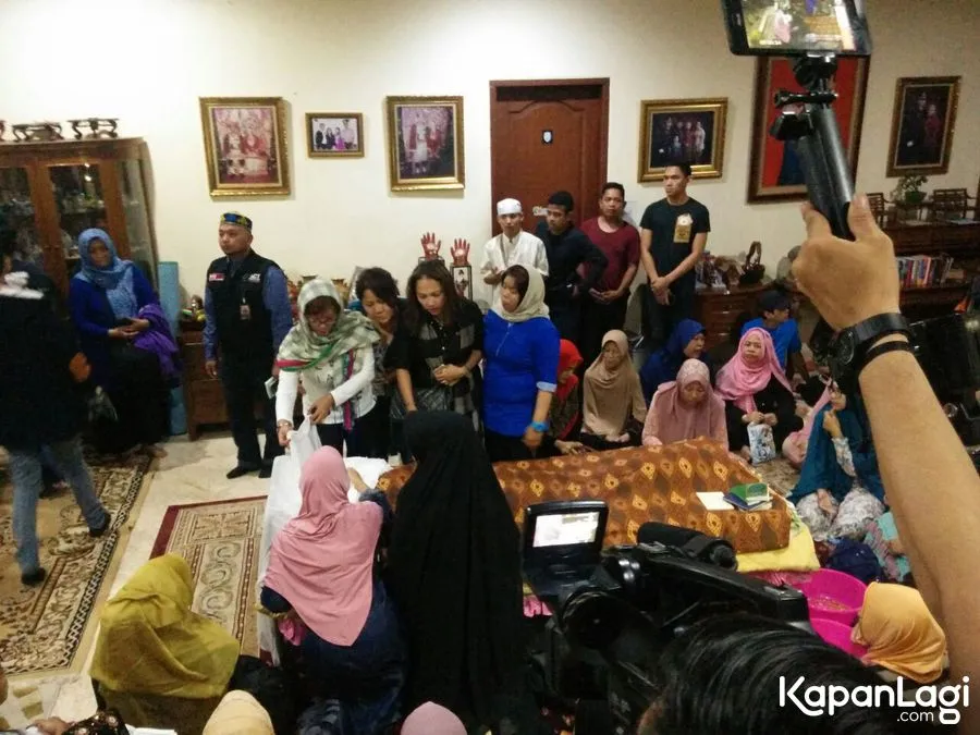 Suasana rumah duka Tukul © KapanLagi.com®/Adhib Mujaddid