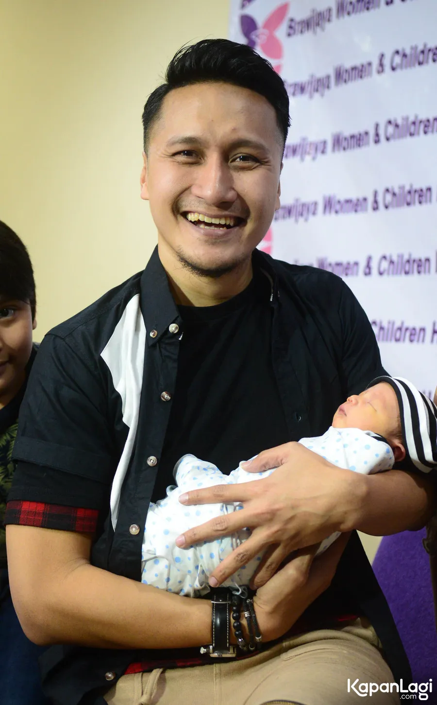 Arie Untung dan anak ketiganya, Mazbareta Yusuf Athalla © KapanLagi.com/Bayu Herdianto