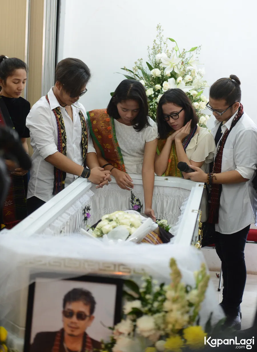 Momen mengharukan saat penutupan peti jenazah Eddy Silitonga di kediamannya, RS Fatmawati, Jakarta Selatan © KapanLagi.com/Muhammad Akrom Sukarya