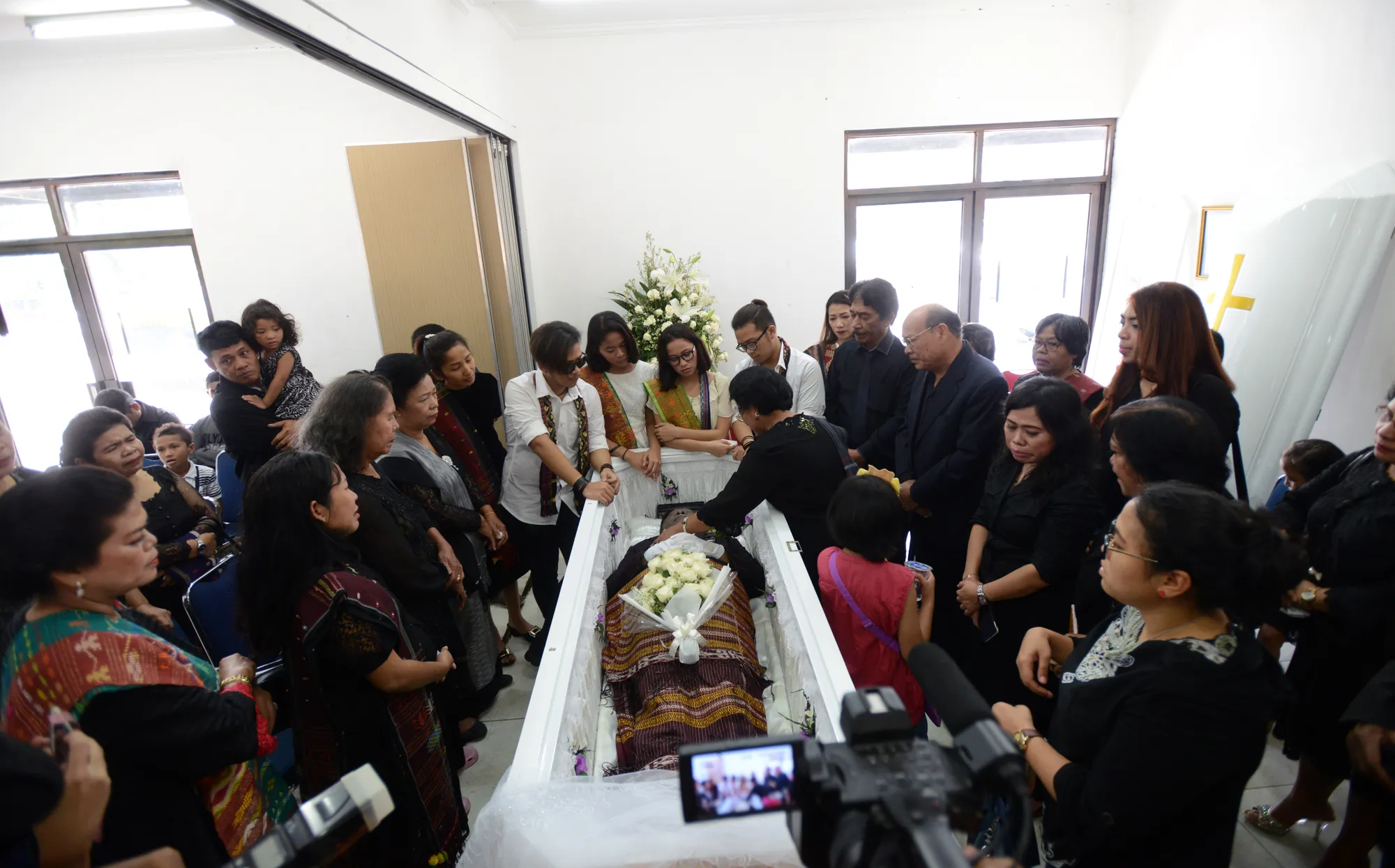Langit menangis kala Eddy Silitonga dimakamkan ©KapanLagi.com®/Muhammad Akrom Sukarya
