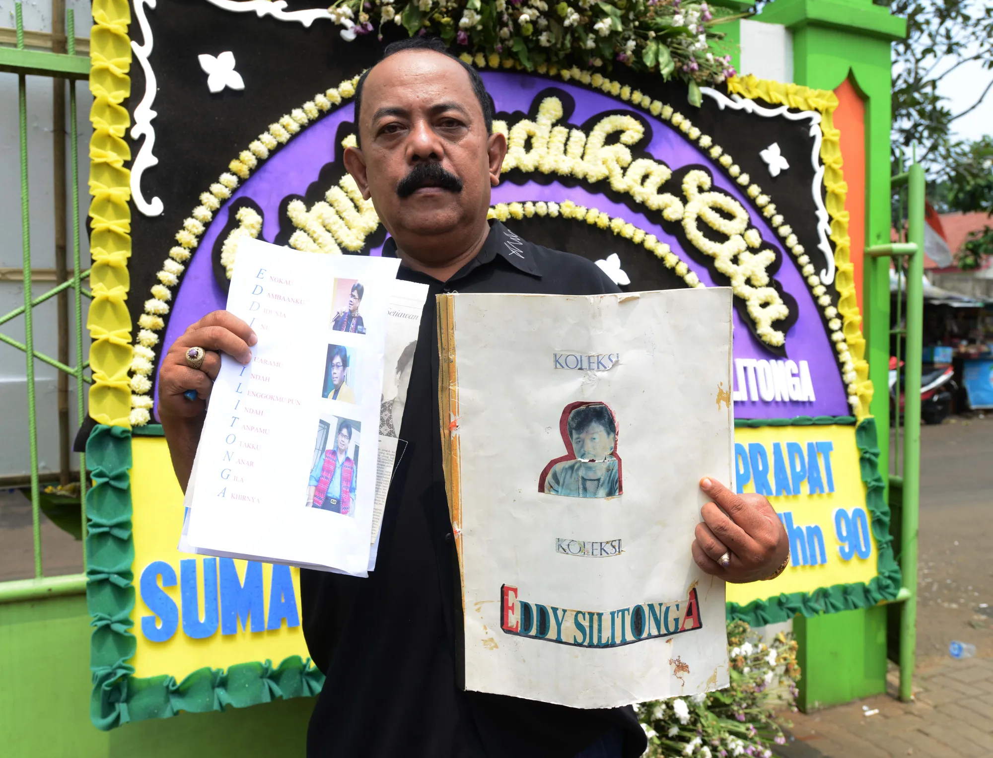 Fans berat Eddy Silitonga jauh-jauh dari Padang datang mengadiri pekaman idolanya itu. ©KapanLagi.com/Muhammad Akrom Sukarya