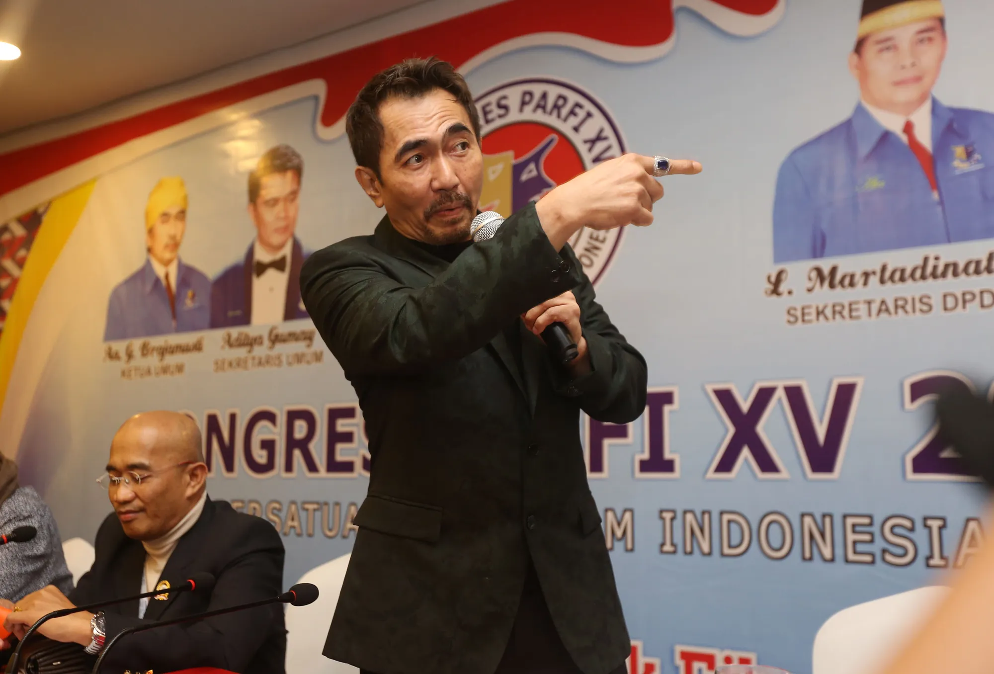 Aa Gatot pakai senjata api di salah satu adegan film Azrax © KapanLagi.com®/Budy Santoso