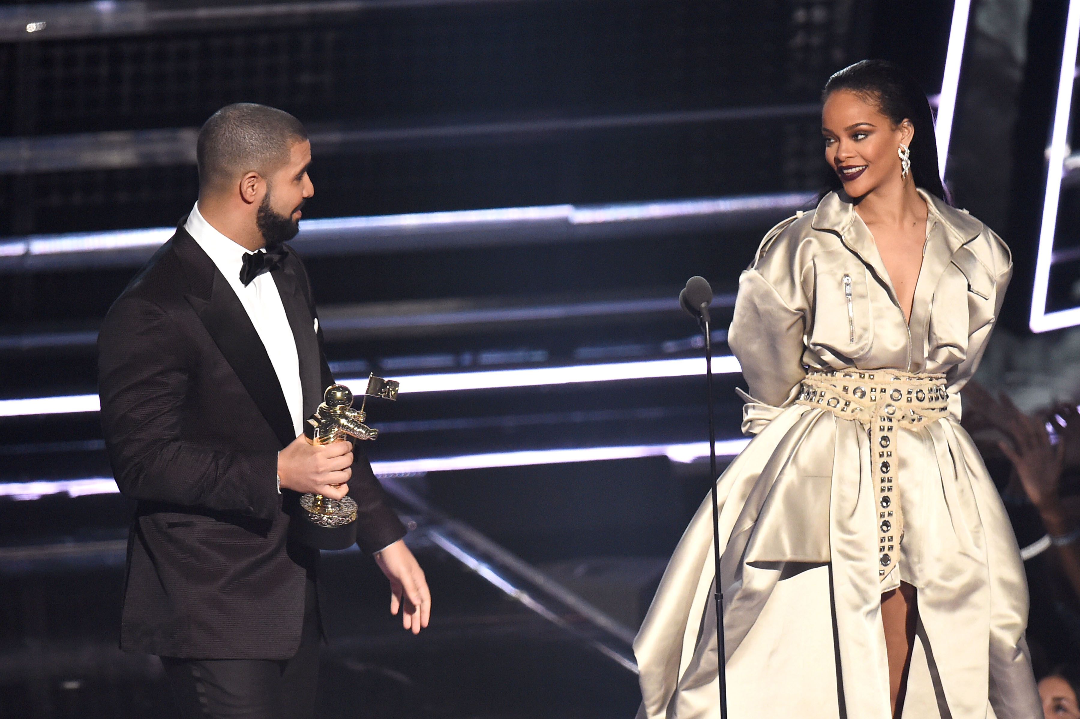 Penampilan Drake saat menyanyikan 'Work' pekan lalu sempat dianggap sebagai sindiran pada Rihanna © AFP