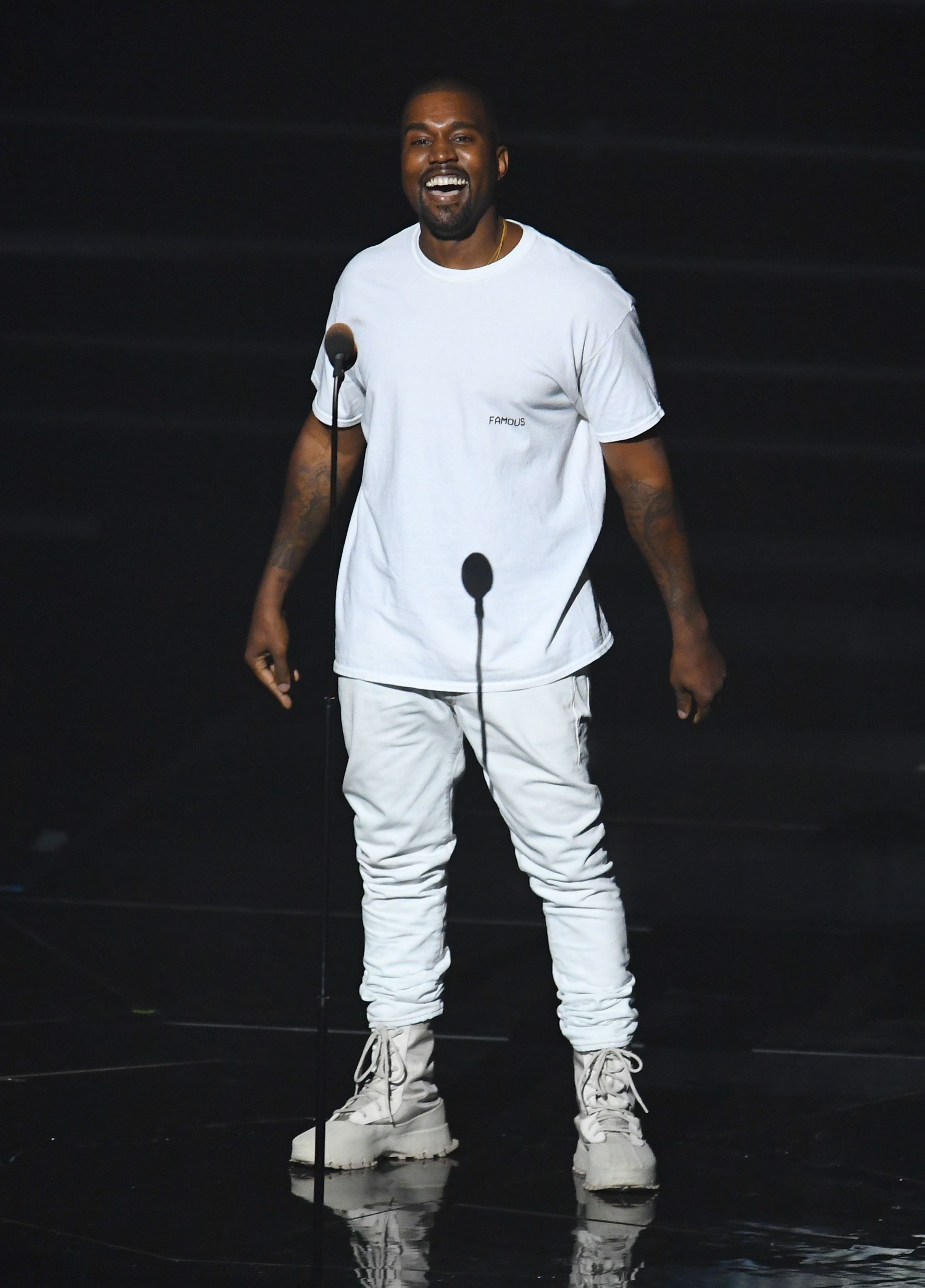 Selain itu Jay Z juga mengungkapkan apa hal yang membuatnya merasa kagum dengan sosok Kanye West "Aku melihat Kanye West tanpa album