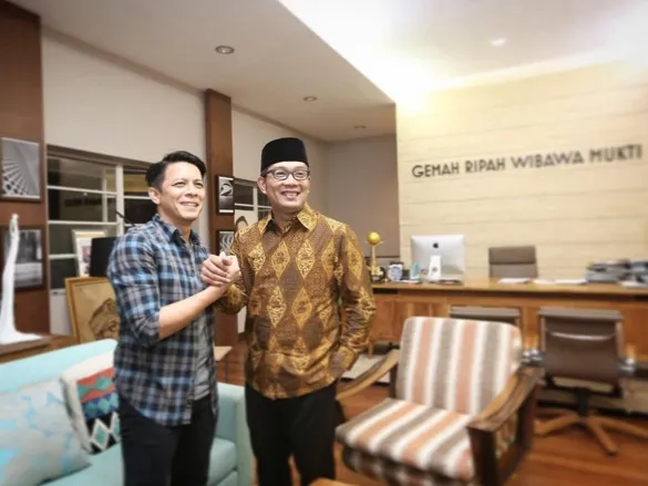 Ariel foto dengan Ridwan Kamil, lalu dilarang oleh KPAI ©instagram/ridwankamil
