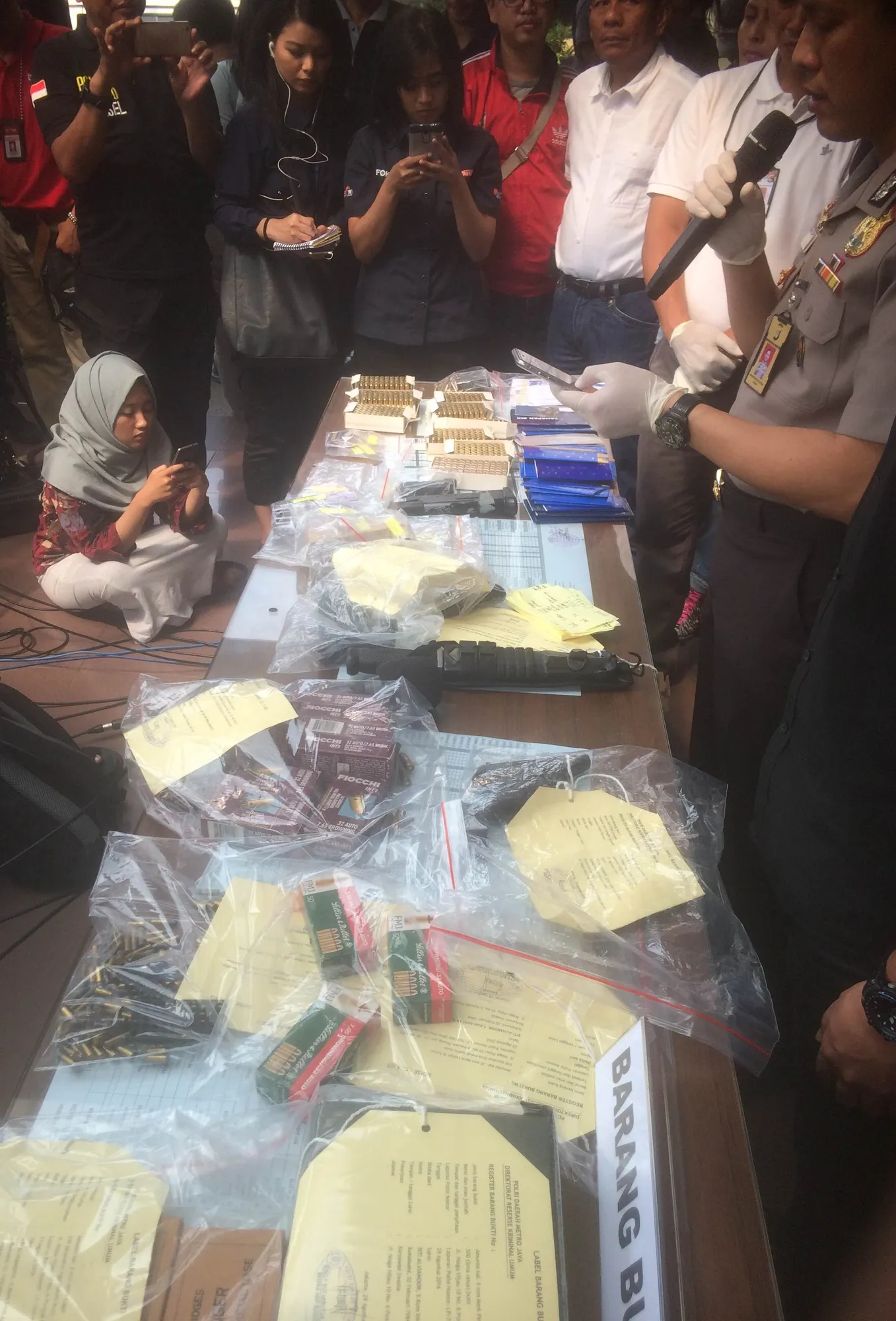 Gatot memiliki senjata ilegal dan terancam hukuman mati ©KapanLagi.com®/Adi Abbas Nugroho