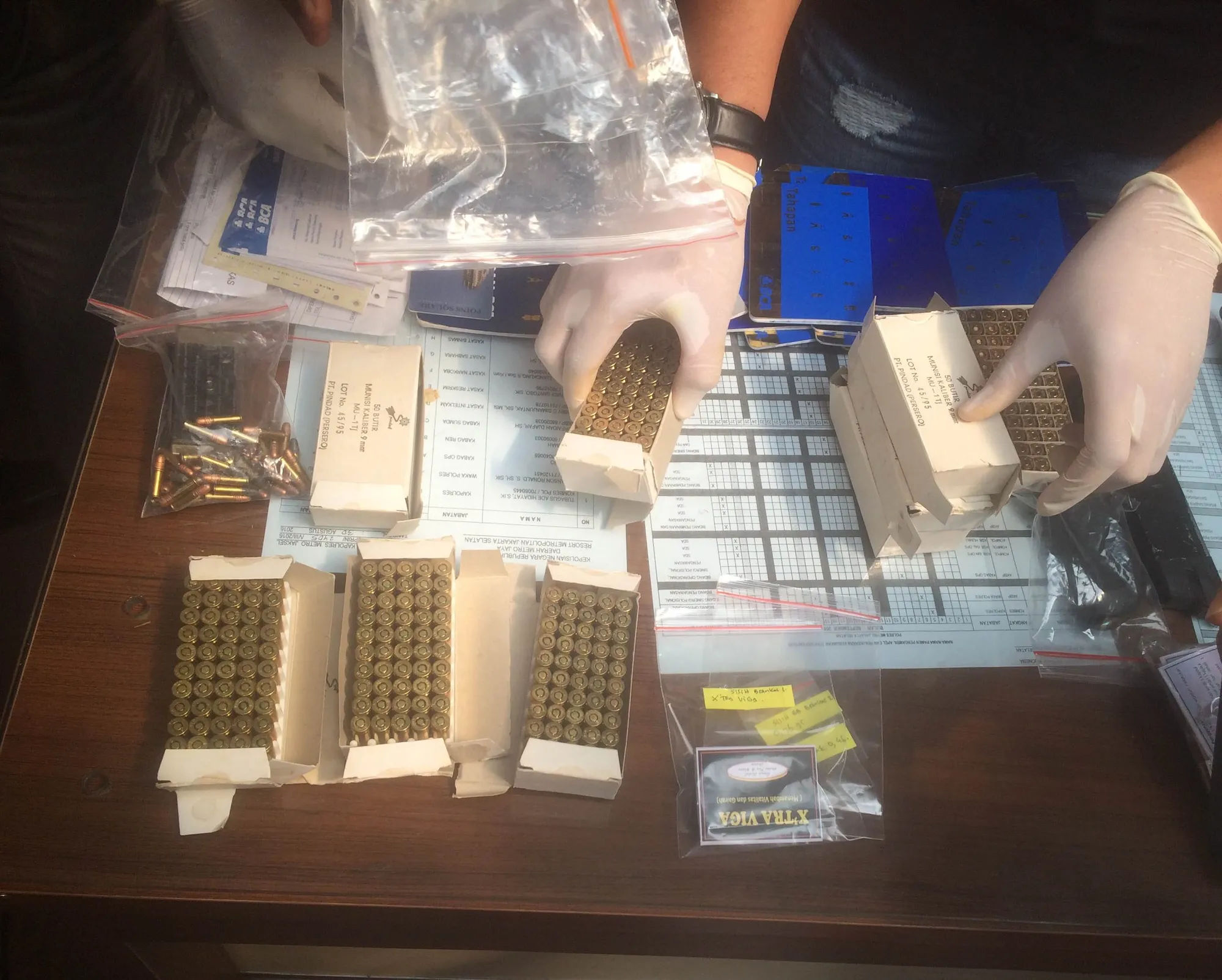 Peluru yang ditemukan di dalam brankas Gatot ©KapanLagi.com®/Adi Abbas Nugroho