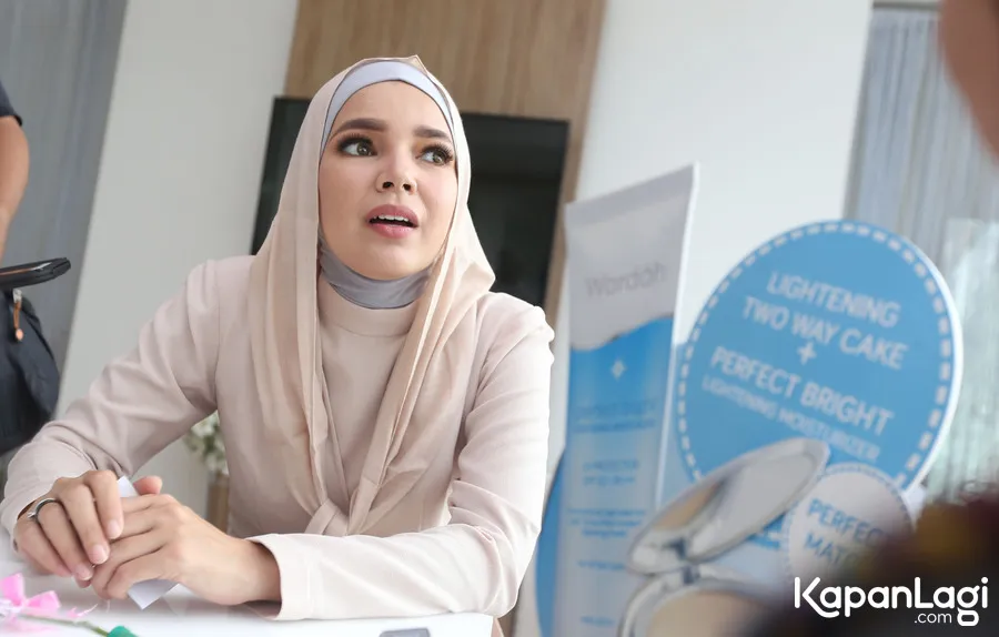 Dewi tak ribet dalam hal penampilan © KapanLagi.com®/Biudy Santoso