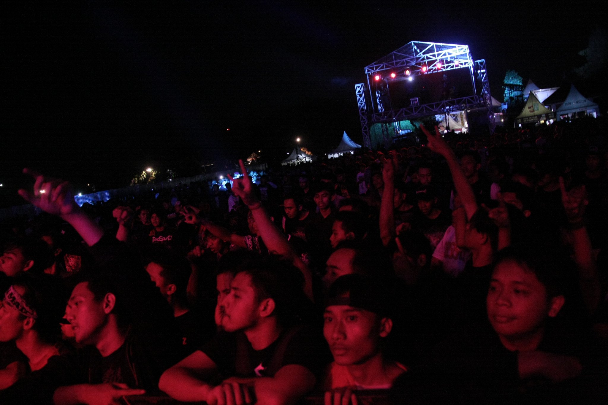 Di bawah arahan sang frontman, Daniel Mardhany, para Pasukan Mati terus bernyanyi sambil bergerak liar mengikuti beat drum dan raungan distorsi © KapanLagi.com/Natanael Sepaya