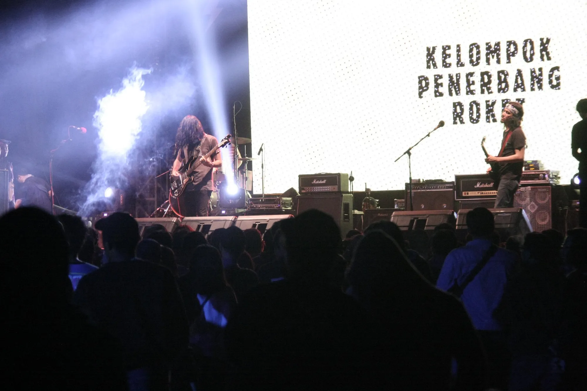 Becek dan berlumpur karena hujan, para penikmat musik tetap antusias melihat aksi perdana Kelompok Penerbang Roket di kota Malang © KapanLagi.com/Natanael Sepaya
