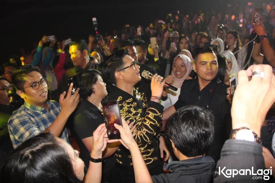 Ditawari turun oleh salah satu crew acara, Afgan akhirnya bikin histeris para penonton © KapanLagi.com/Adhib Mujaddid