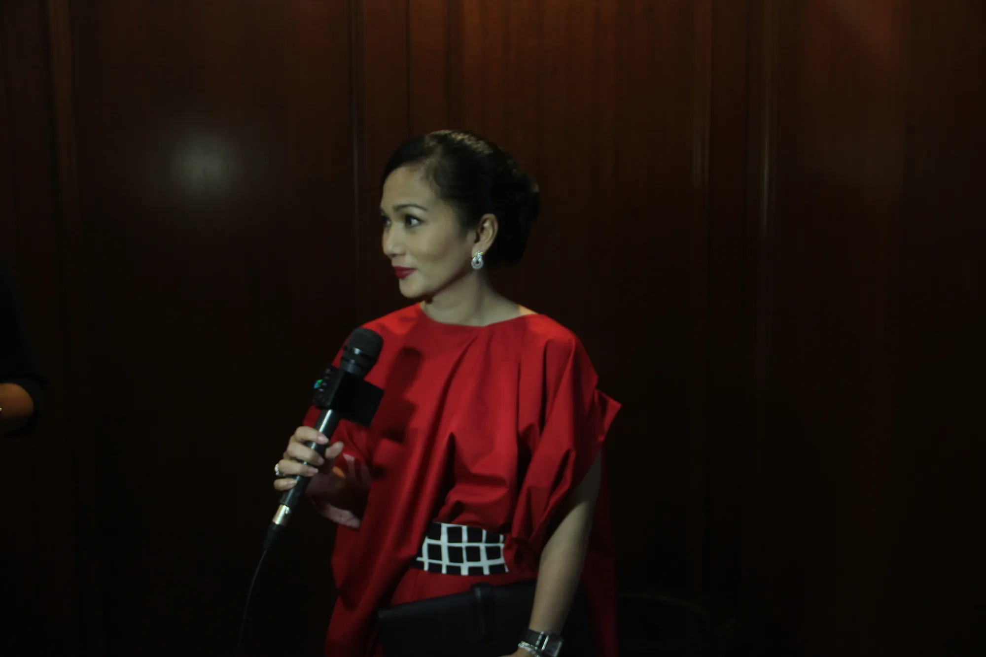 Afgan mendapatkan bunga dari Sheila Madjid saat konser di Kuala Lumpur © KapanLagi.com/Adhib Mujaddid